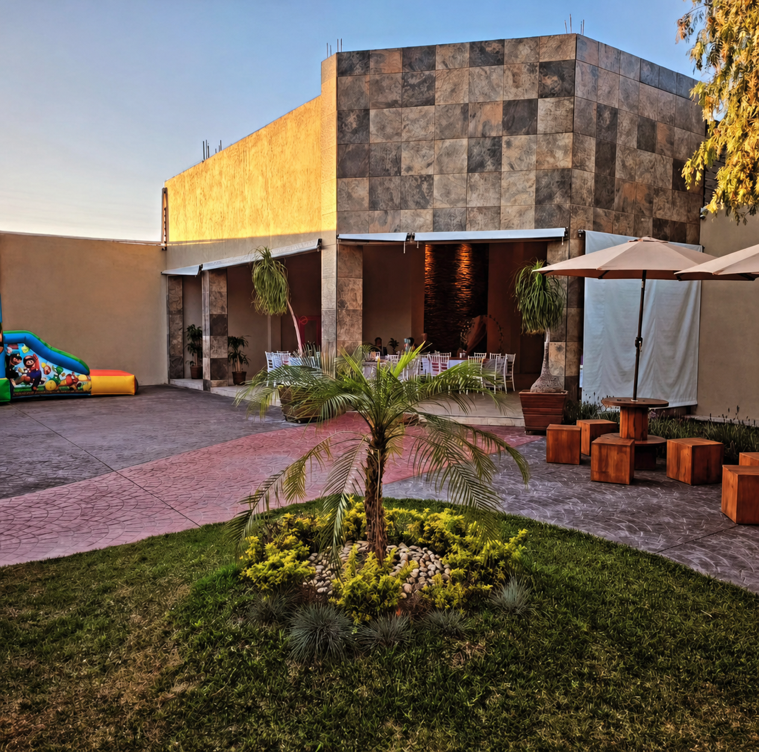 Patio y fachada de Hefesto Lounge